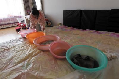哈密楼上漏水，住户失联，小区没物管，业主维权难！律师来支招……